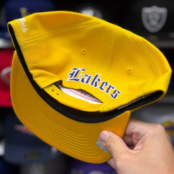 Los Angeles Lakers Yellow Mitchell & Ness Snapback - Picture 4 of 5